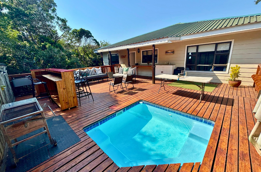 Swimming pool at Campismo Ninho 41 in Ponta Malongane