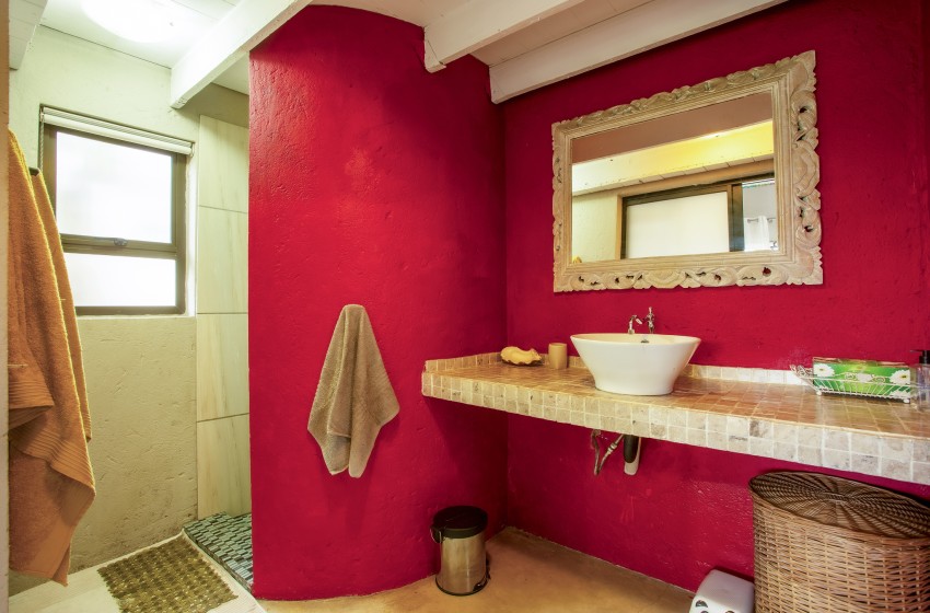 bathroom at Baleia Azul 23, Ponta Mamoli