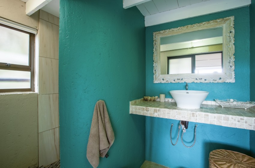bathroom at Baleia Azul 23, Ponta Mamoli