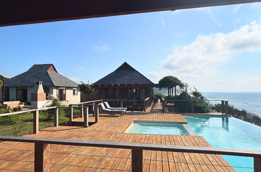 Exterior view of pool at Makana 7 in Ponta Mamoli
