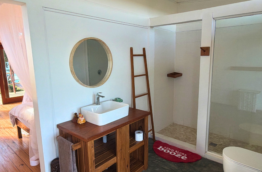 Bathroom at Aloha 29 in Ponta Mamoli