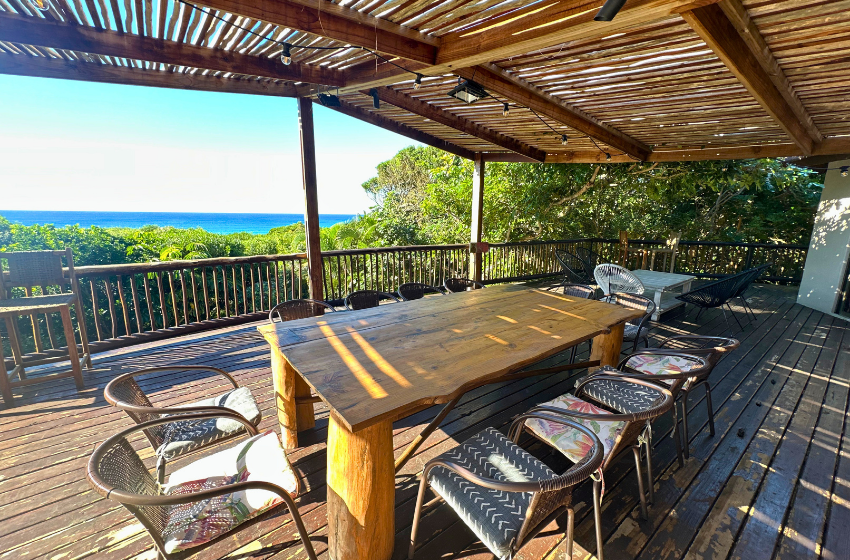 Deck with dining table at Kangela 14 in Ponta Malongane