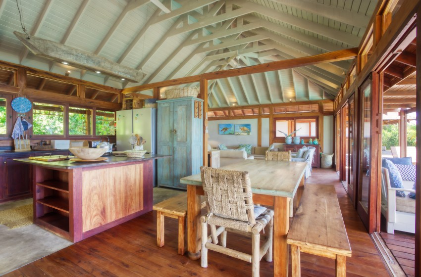 Kitchen with dining table at Aloha 6 in Ponta Mamoli