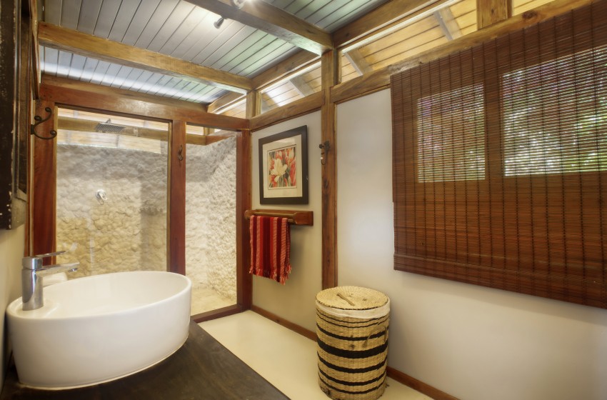 Bathroom at Aloha 6 in Ponta Mamoli