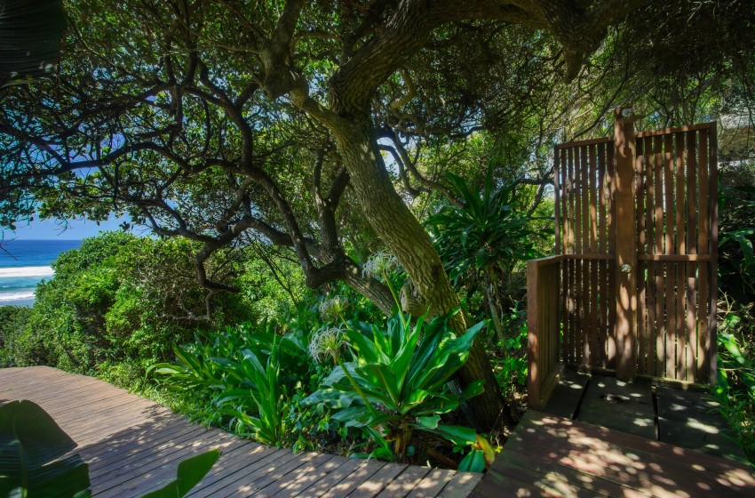 Outside shower at Aloha 6 in Ponta Mamoli