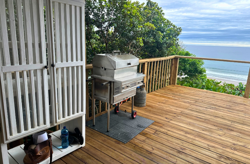 Deck with braai at Mar Azul 4 in Ponta Malongane 