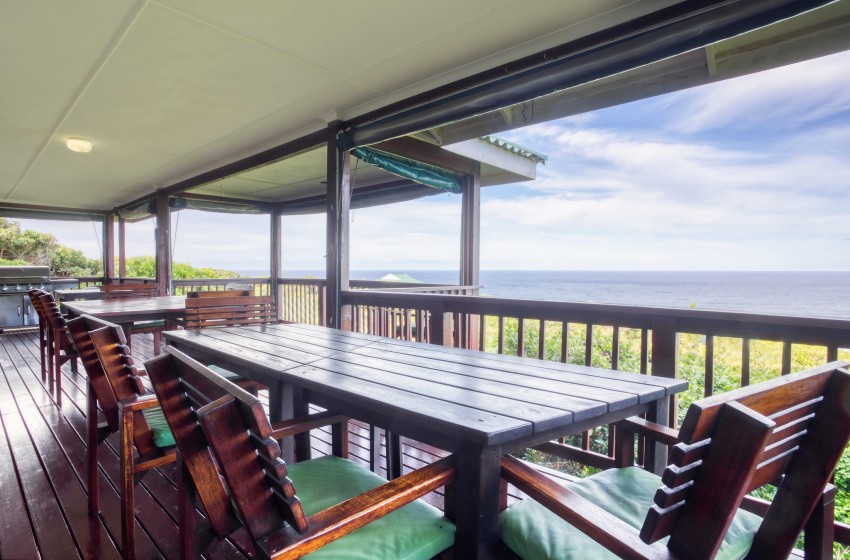 Deck with dining table at Campismo Ninho 23 in Ponta Malongane