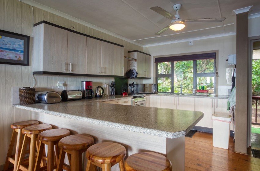 Kitchen with barstools at Campismo Ninho 23 in Ponta Malongane