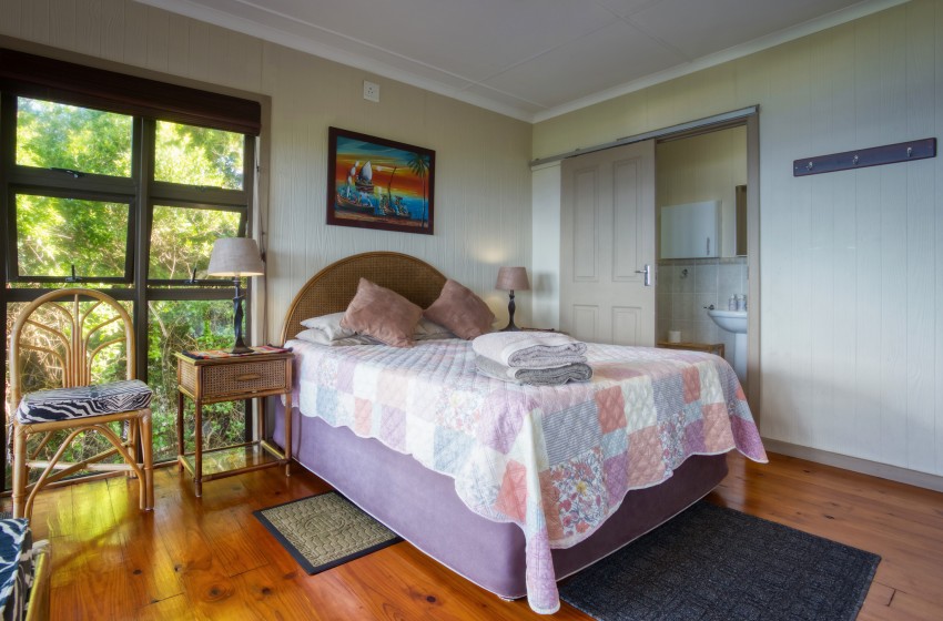 Bedroom 4 with bathroom view at Campismo Ninho 23 in Ponta Malongane