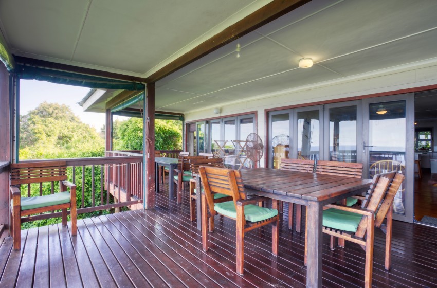 Outside dining area on the deck at Campismo Ninho 23 in Ponta Malongane