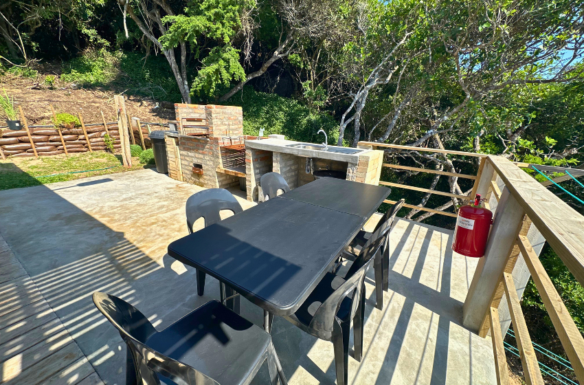 Braai and seating area at Vila do Monte 10 in Ponta Mamoli