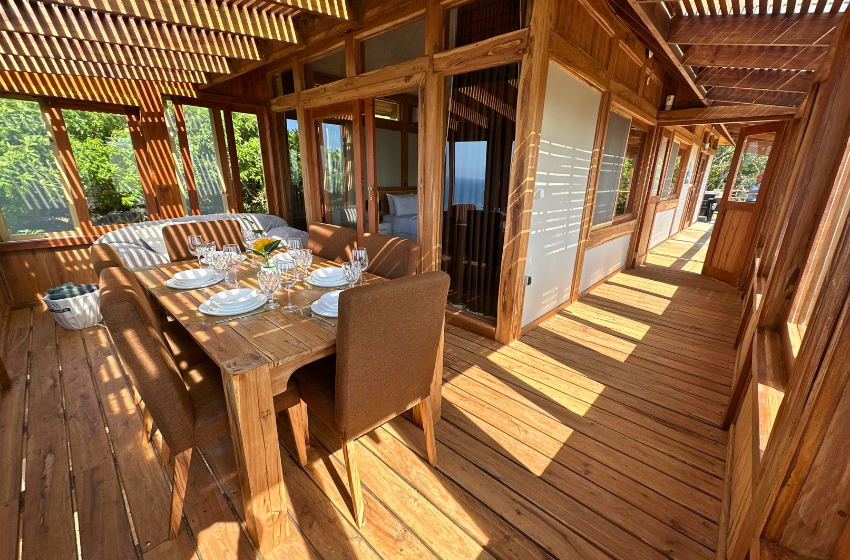 Halway with dining table at Vila do Monte 10 in Ponta Mamoli