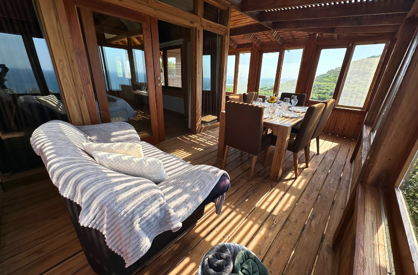 Lounge and dining area at Vila do Monte 10 in Ponta Mamoli
