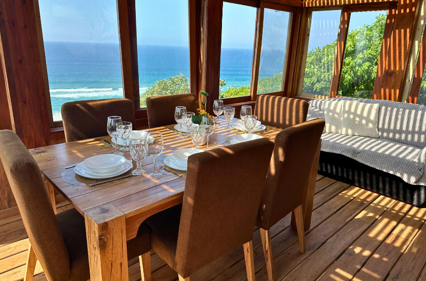 Dining room overlooking the sea at Vila do Monte 10 in Ponta Mamoli