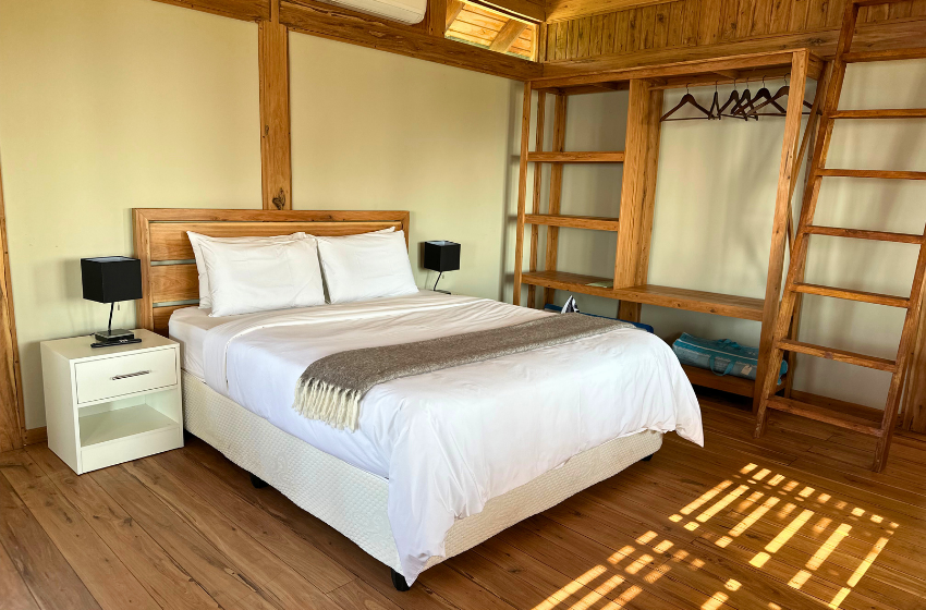 Main bedroom with shelving at Vila do Monte 10 in Ponta Mamoli