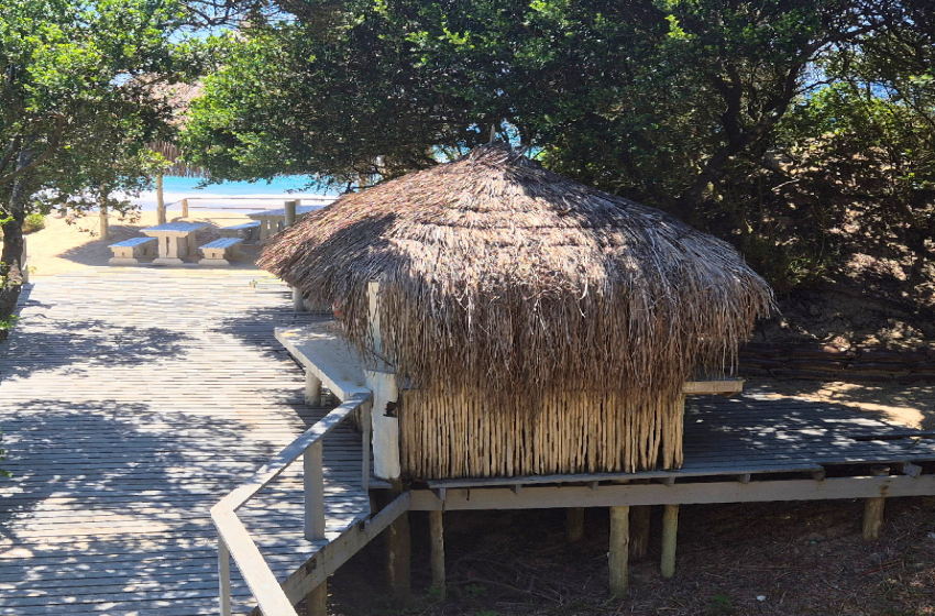 Gazebo overlooking the sea at Vila do Monte 10 in Ponta Mamoli