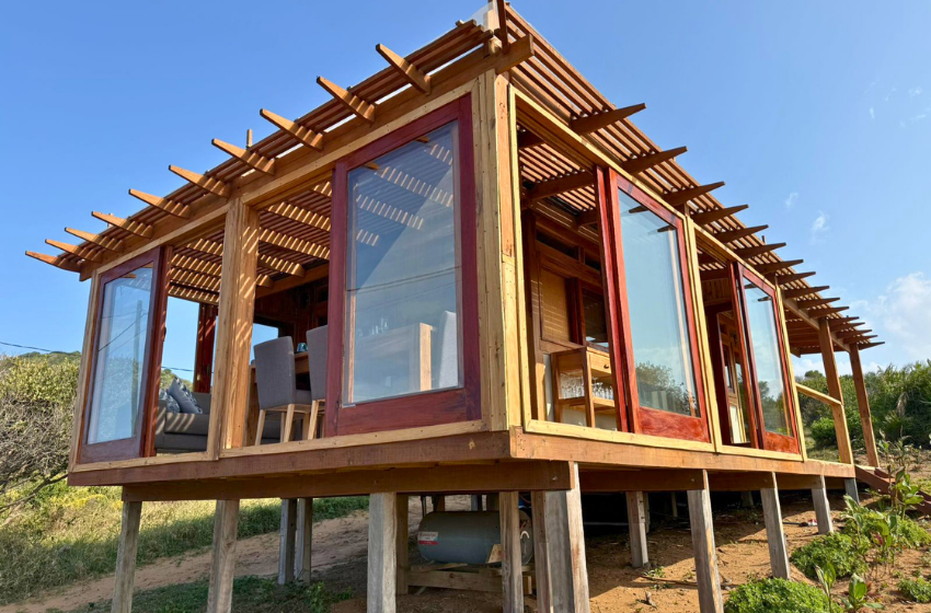 Exterior front view of Honey's House in Ponta Mamoli
