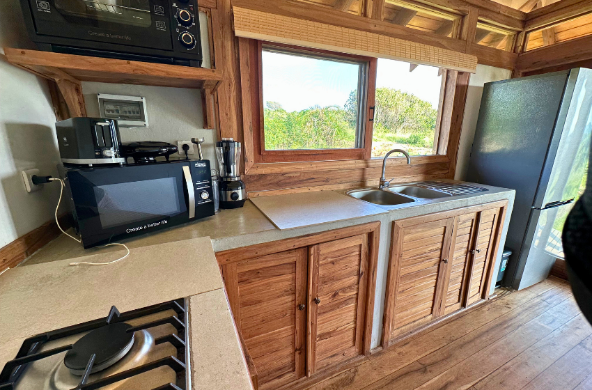 Kitchen with appliances at Honey's House in Ponta Mamoli