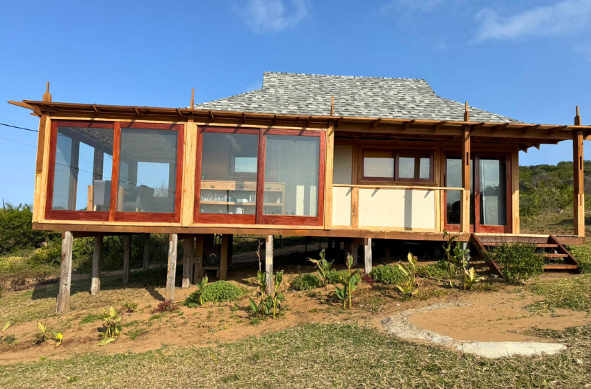 Veranda around the house at Honey's House in Ponta Mamoli