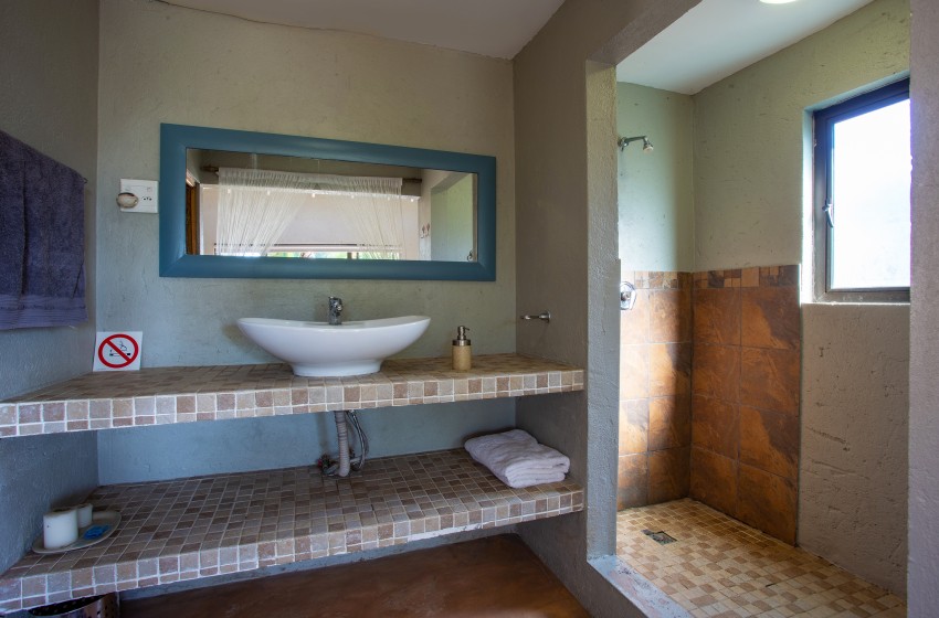 Bedroom 3 bathroom at Baleia Azul 15 in Ponta Mamoli