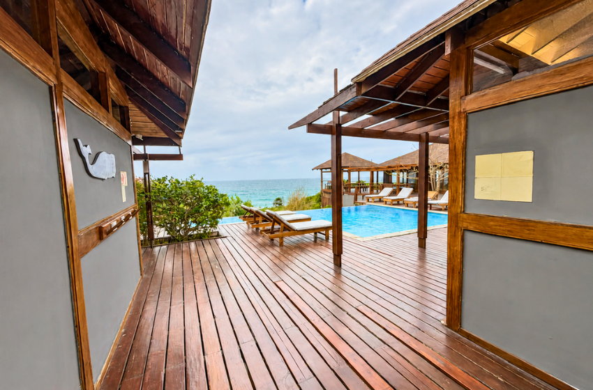deck with view of the pool at Aloha 18 in Ponta Mamoli