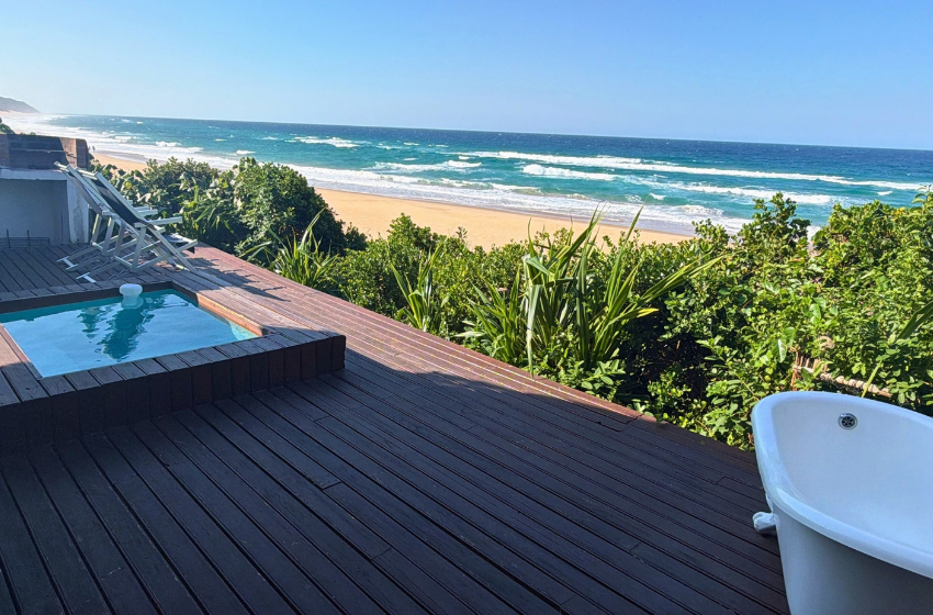 deck with bath at Baleia azul beachfront tent 7 in Ponta Mamoli