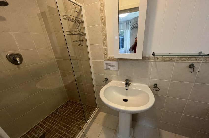 bathroom 1 with shower at campismo ninho 28 in Ponta Malongane