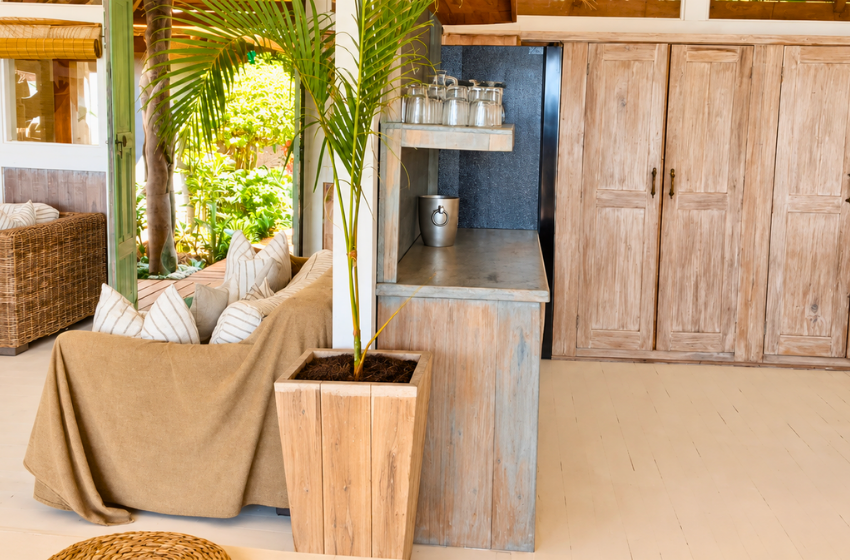 kitchen and seating at Aloha 7 in Ponta Mamoli