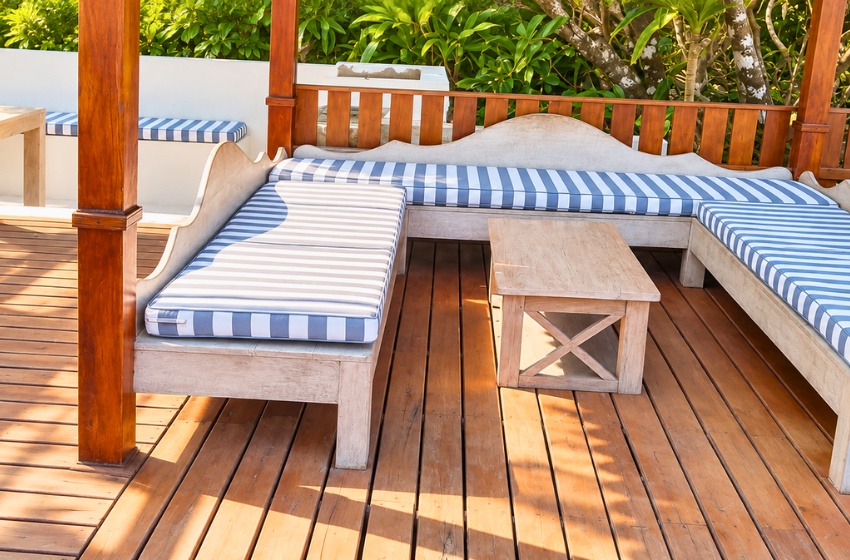 outside seating at Aloha 7 in Ponta Mamoli