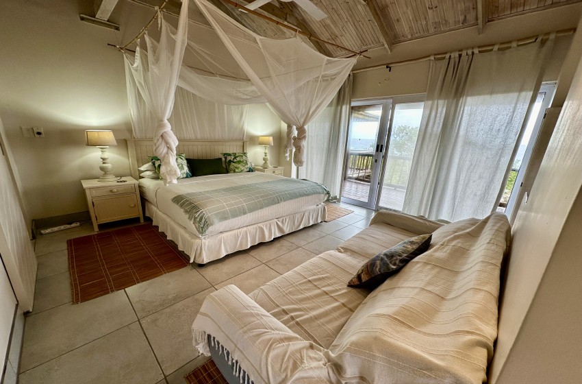 bedroom 2 with couch at kangela 11 in Ponta Malongane