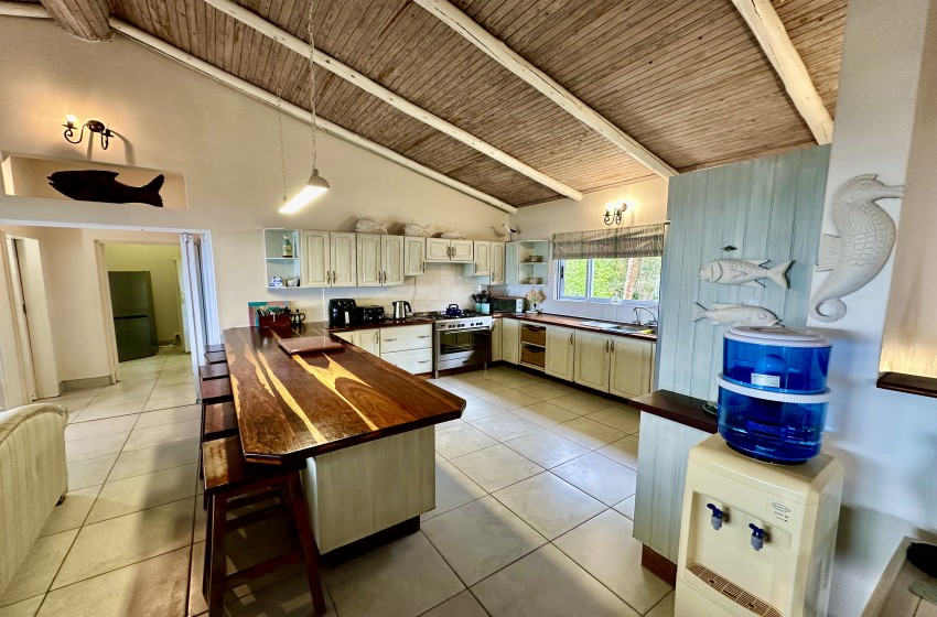 kitchen with seating area at kangela 11 in Ponta Malongane
