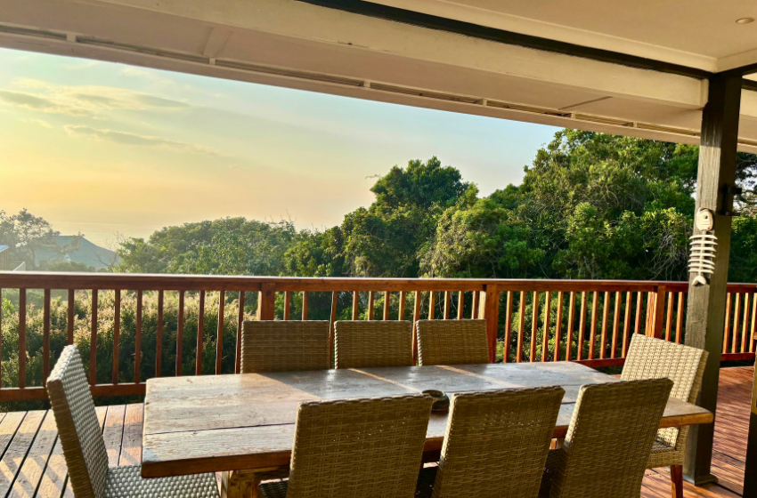 dining table on the deck at Campismo Ninho 41 in Ponta Malongane