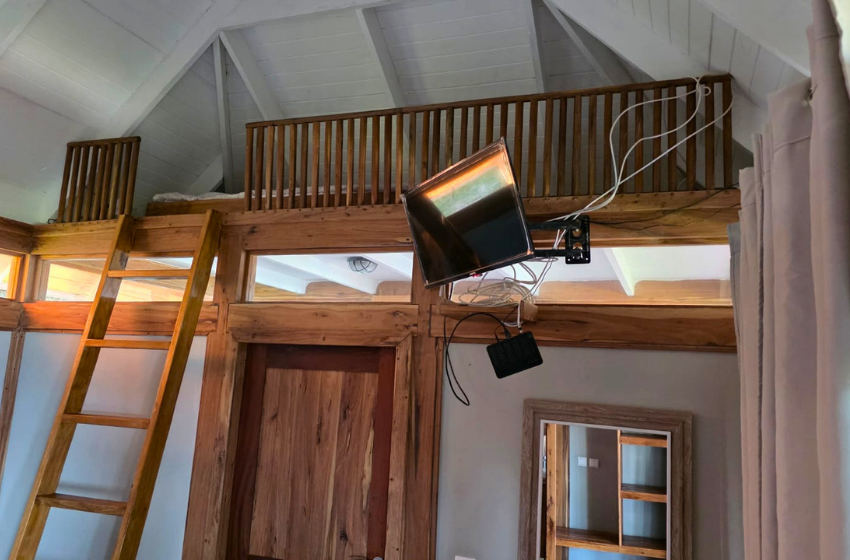 loft area with TV at Makana 3A chalet in Ponta Mamoli