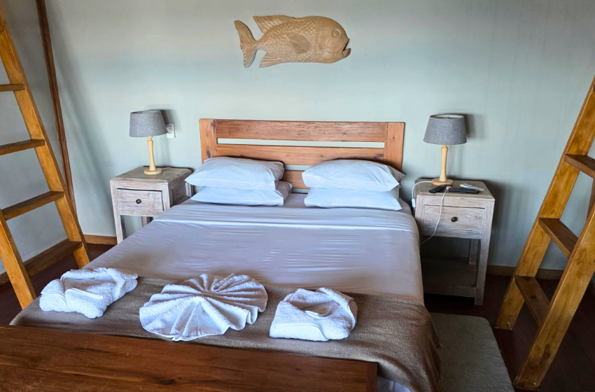 bedroom with pedestals at Makana 3A chalet in Ponta Mamoli