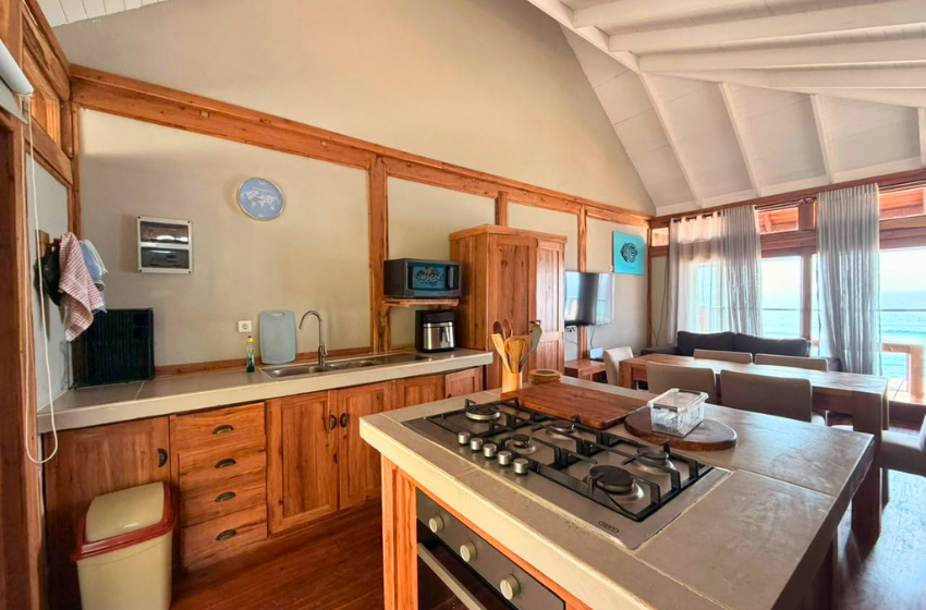 kitchen with sea view at Makana 7A in Ponta Mamoli